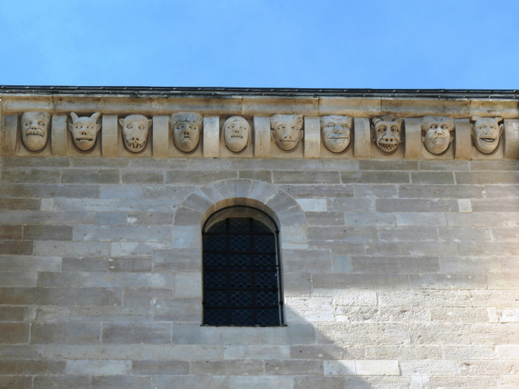 La basilique Sainte Madeleine : modillons - Vézelay