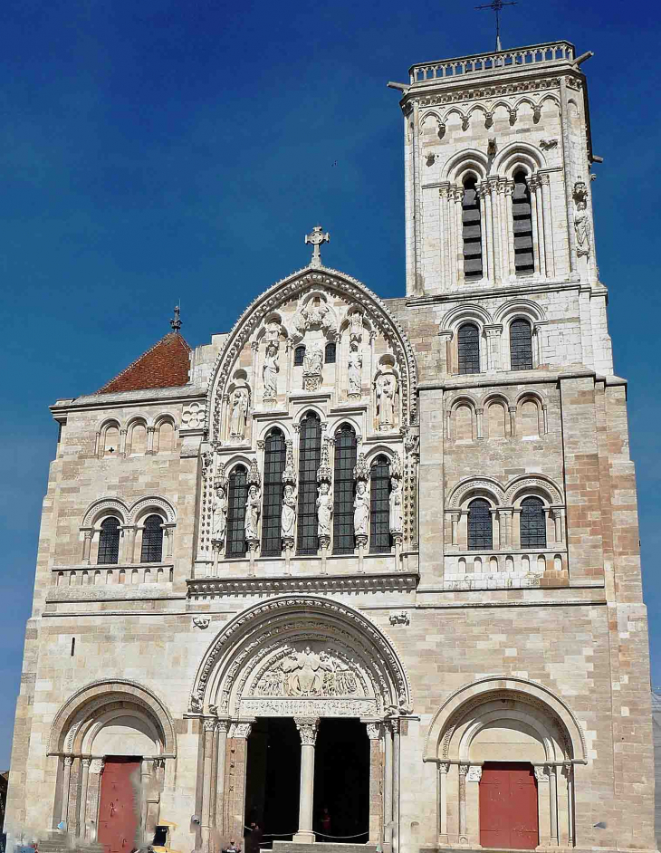 La façade de la basilique Sainte Madeleine - Vézelay