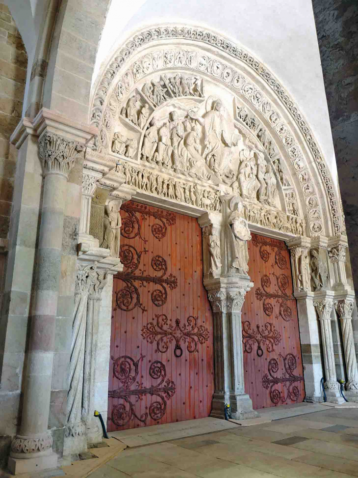  la basilique Sainte Madeleine : double portail roman - Vézelay