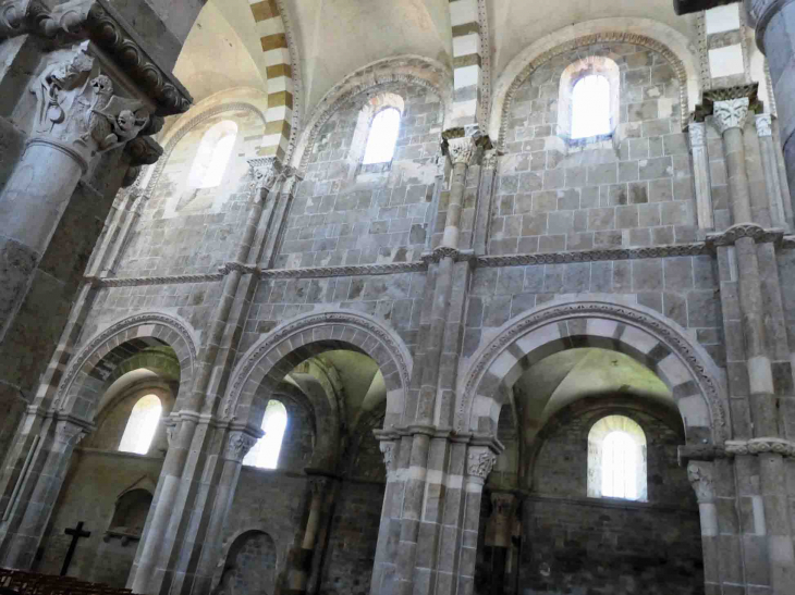  la basilique Sainte Madeleine : la nef - Vézelay