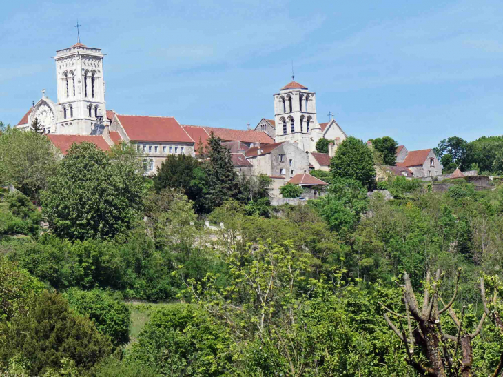 La basilique Sainte Madeleine sur la colline inspirée - Vézelay