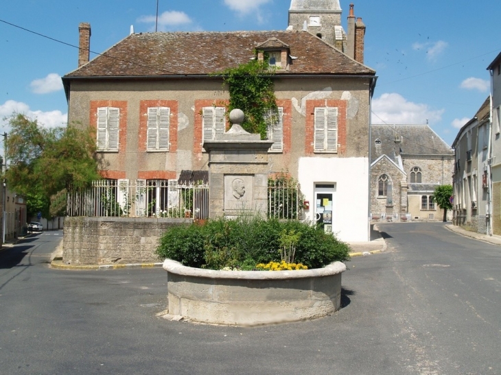 Monument à la mémoire d'Albert CAMUS - Villeblevin