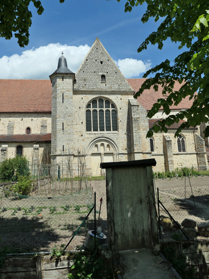 L'église Notre Dame vue des jardins - Villeneuve-l'Archevêque