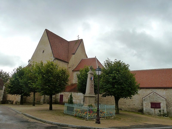 La place de l'église - Yrouerre