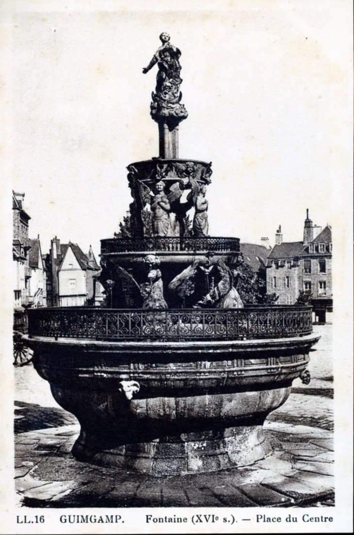 Fontaine du XVIe siècle, Place du Centre, vers 1930 (carte postale ancienne). - Guingamp