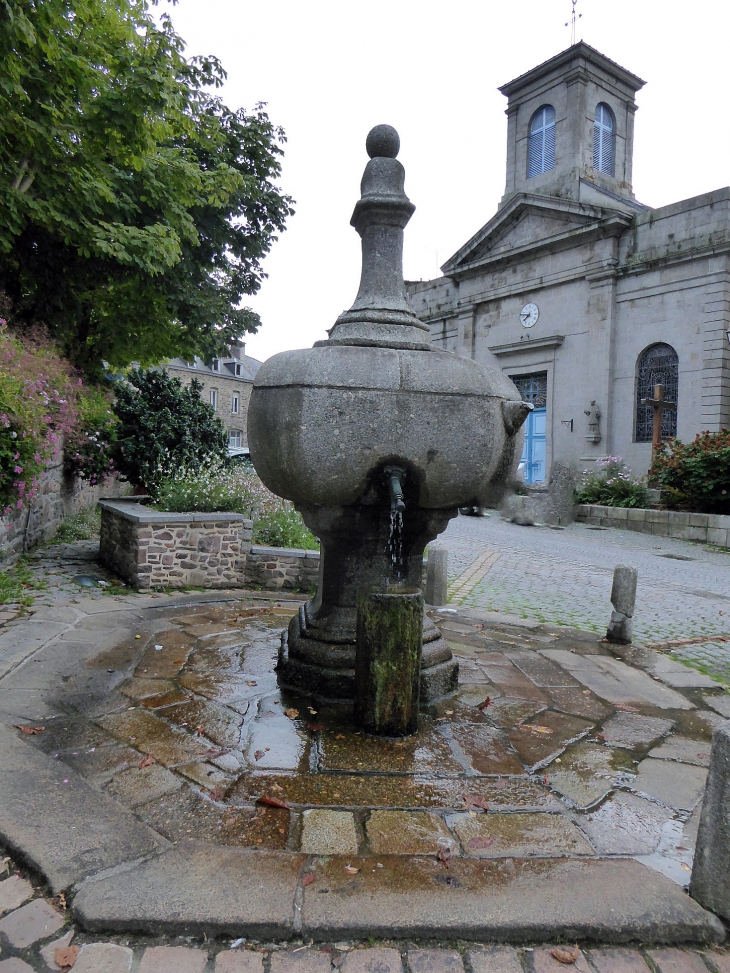 La fontaine et l'église - Pontrieux