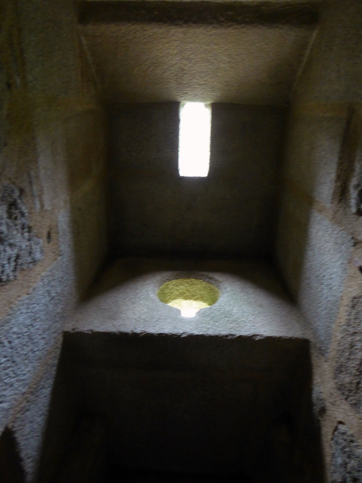 Dans le château : latrines - Tonquédec