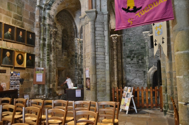  Cathédrale Saint-Tuqdual - Tréguier