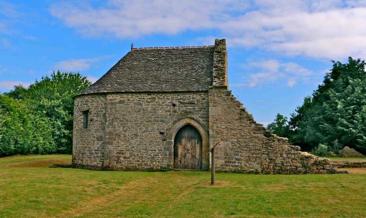 Vestiges de la chapelle de la Nouée - Yvignac-la-Tour