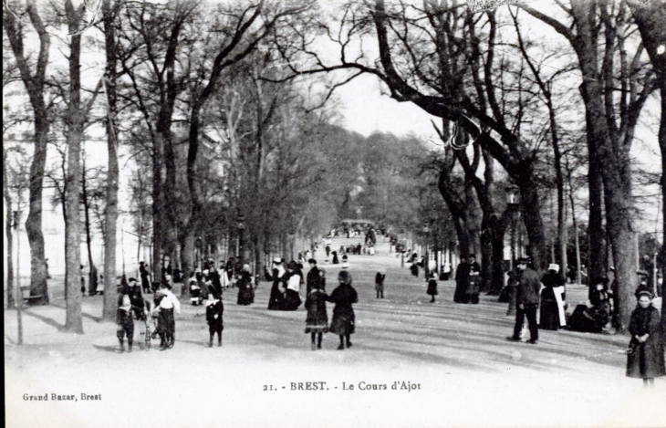 Le Cours d'Ajot, vers 1920 (carte postale ancienne). - Brest