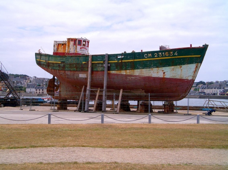Un vieux bateau de pêche en réparation - Camaret-sur-Mer