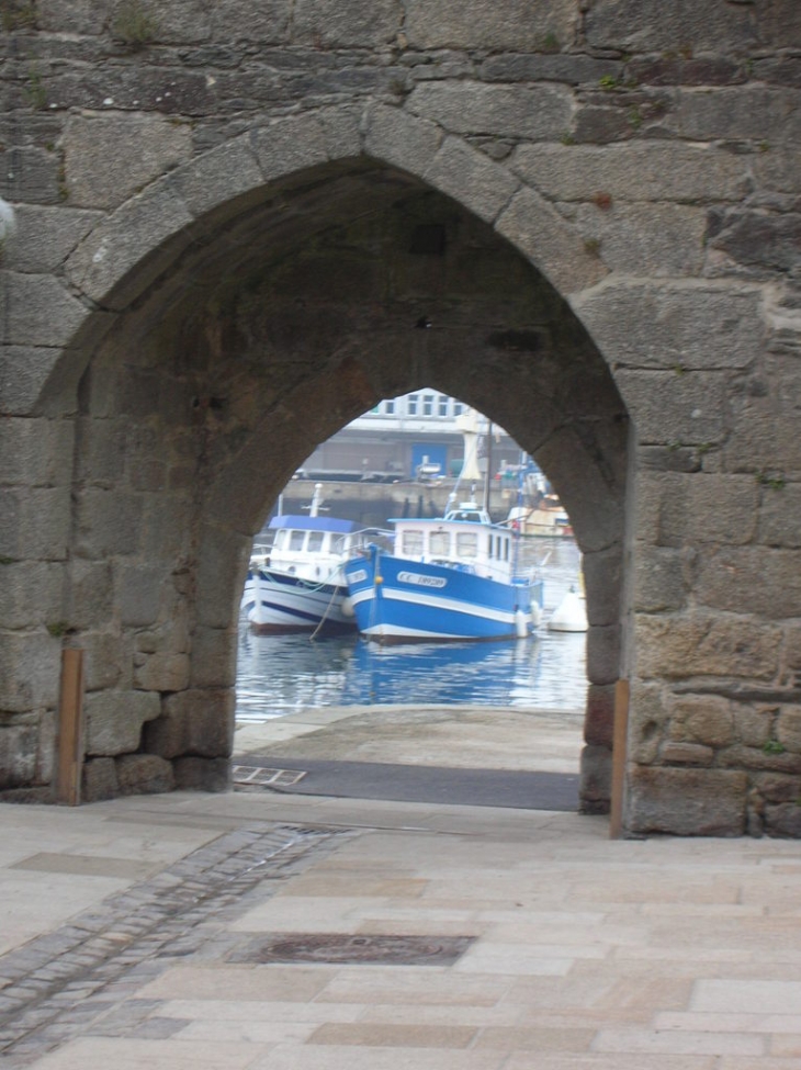 VILLE CLOSE (PORTE VUE SUR LE PORT). - Concarneau