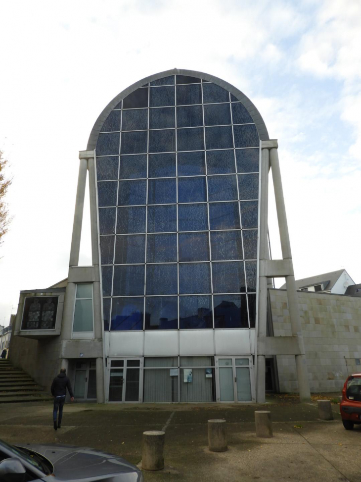 La nouvelle église... - Concarneau