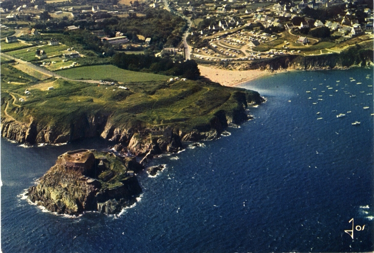 Le Trez-Hir ,le fort et la plage de Bertheaume (carte postale vers 1960) - Plougonvelin