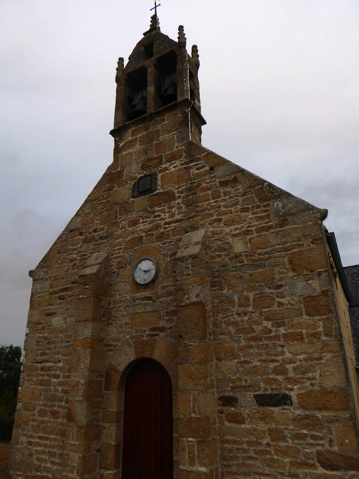 L'entrée de l'église - Trézilidé