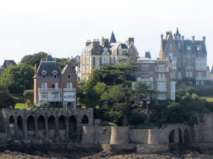 Dinar  vue de sa grande piscine d'eau de mer. - Dinard