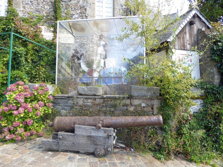 Devant le musée - Dol-de-Bretagne