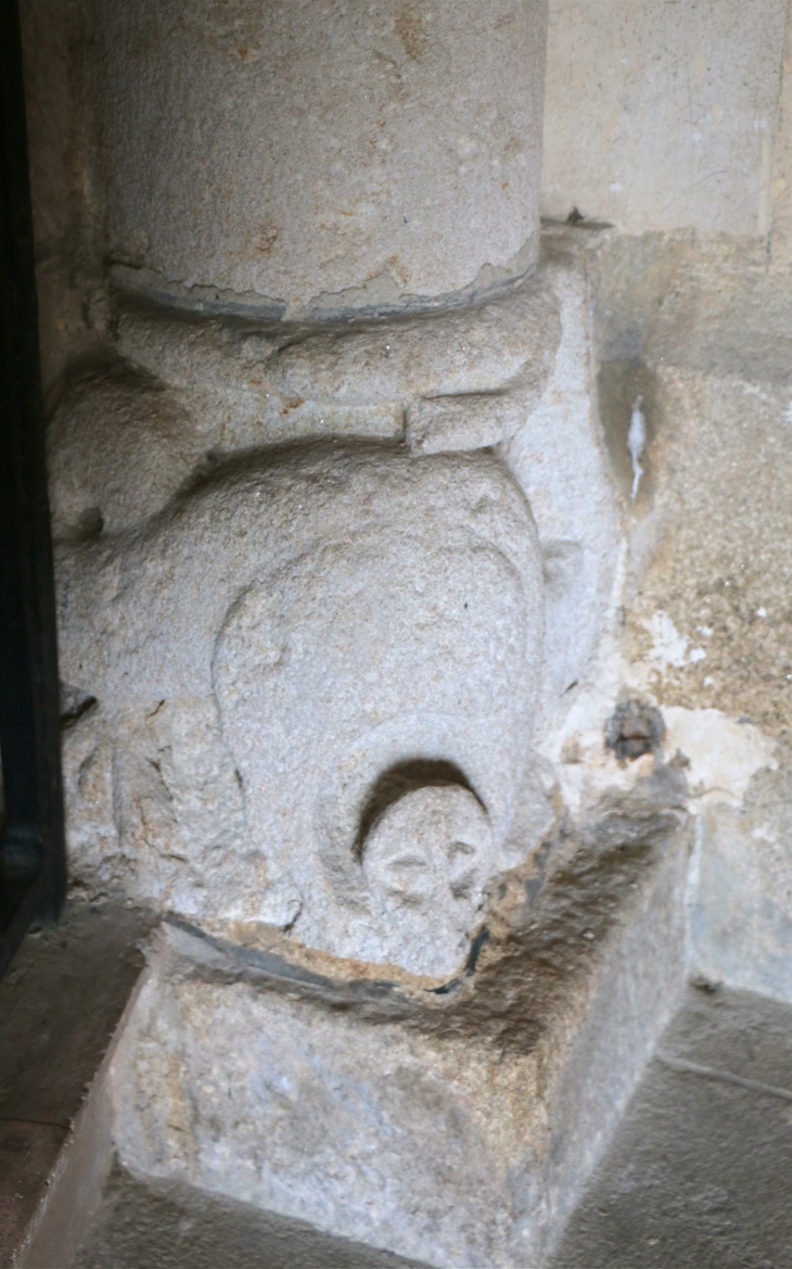 Eglise Saint Pierre : pied de colonne sculpté - Pleurtuit