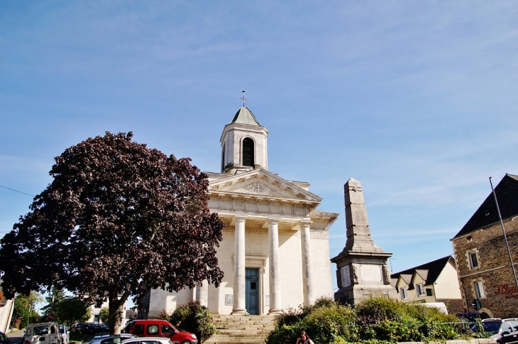Monument-aux-Morts et l'église St Nicolas - La Gacilly
