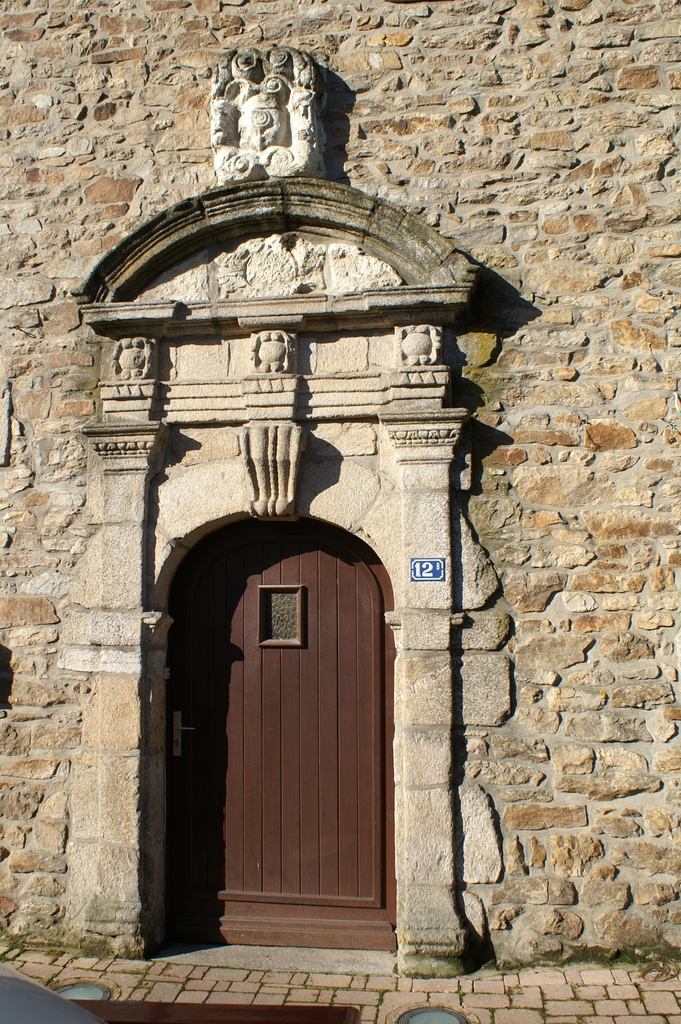 Porte située place du marché dessinée en son temps par Victor Hugo de passage à Muzillac. Il s’agit sans doute de la plus ancienne de Muzillac. La porte de cette maison, aurait été construite par un Anglais, partisan de la maison d’York, pendant ou après 