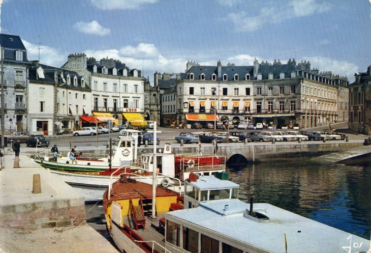 Les vedettes dans le port (carte postale de 1967) - Vannes