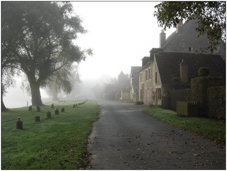 Village dans la brume matinale - Apremont-sur-Allier