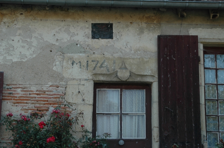 Maison construction datée de 1741 - Apremont-sur-Allier