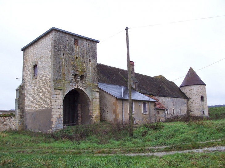 Ferme fortifiée Les Roches - Argenvières