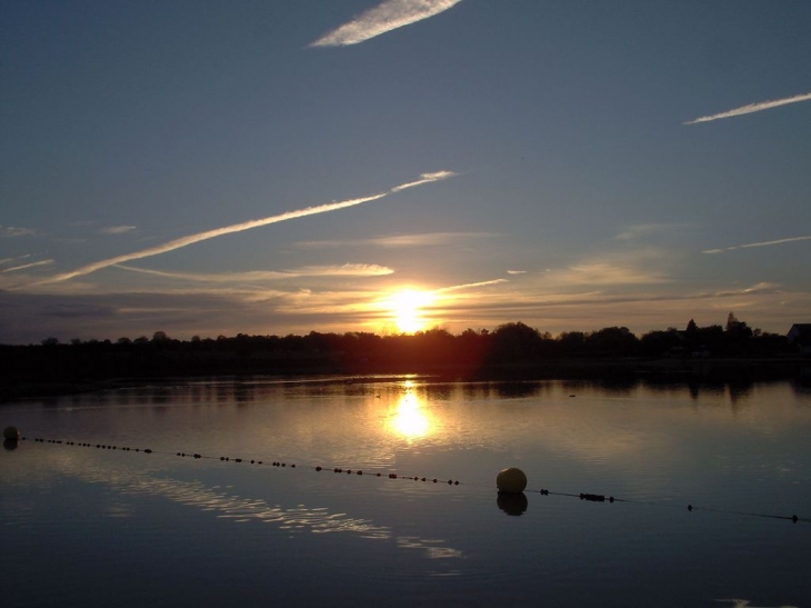 Coucher de soleil sur l'étang de Goule - Bessais-le-Fromental