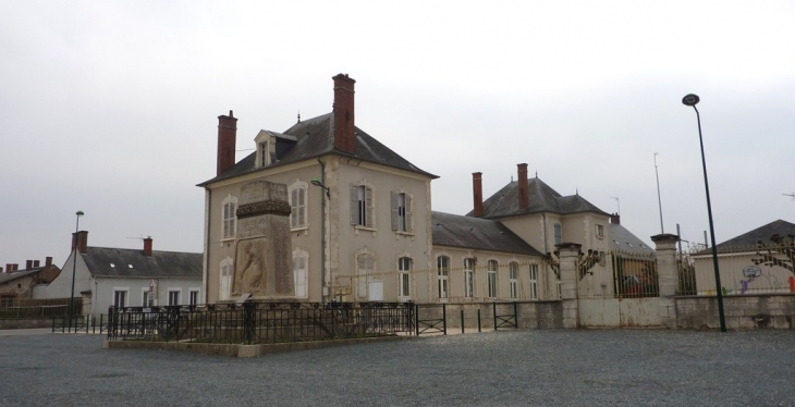 Les écoles, place du marché - Foëcy