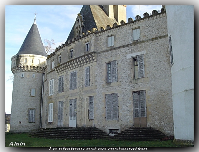 Vue arrière du chateau. - Grossouvre