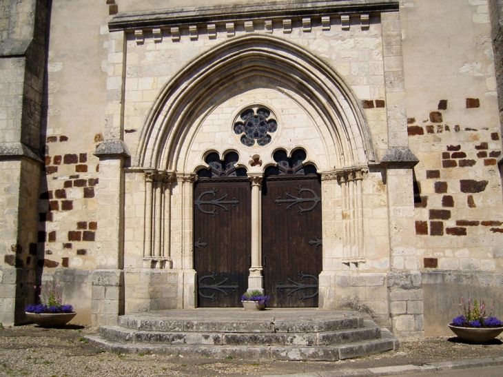 Eglise porte d'entrée - Ivoy-le-Pré