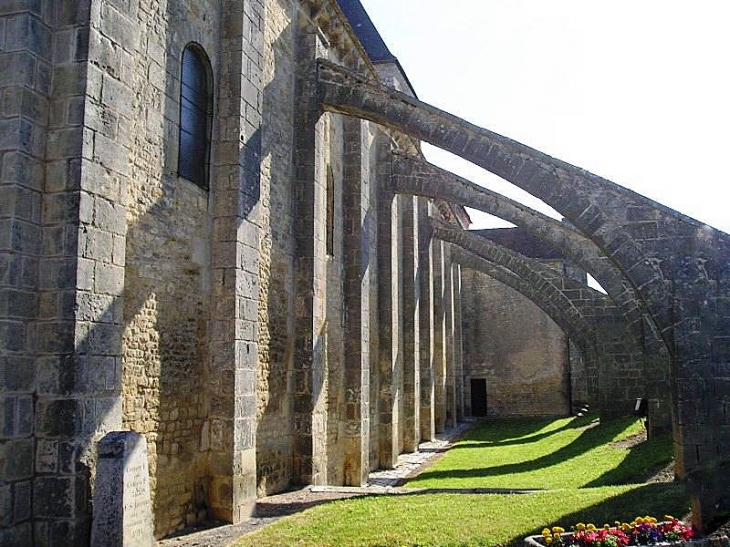 Les arcs boutants de l'église - La Celle