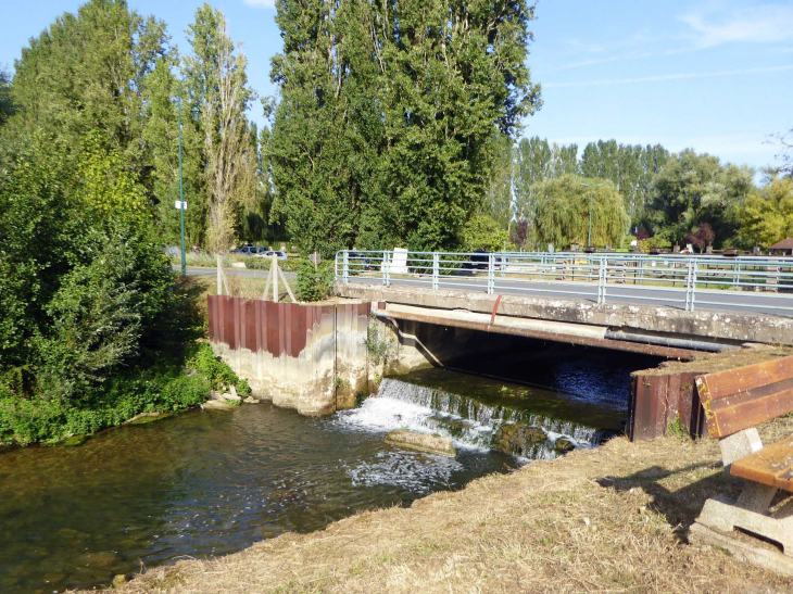 Le pont sur le canal - Marmagne