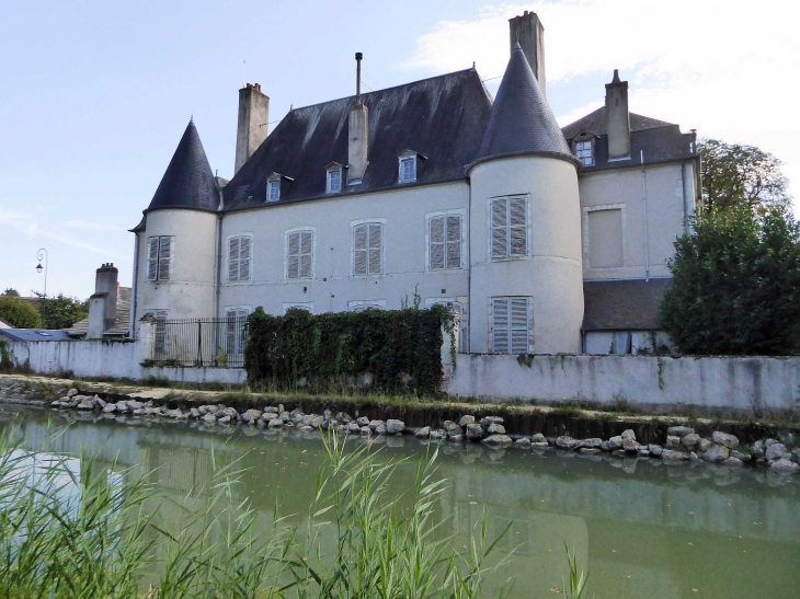 Le château au bord du canal - Marmagne