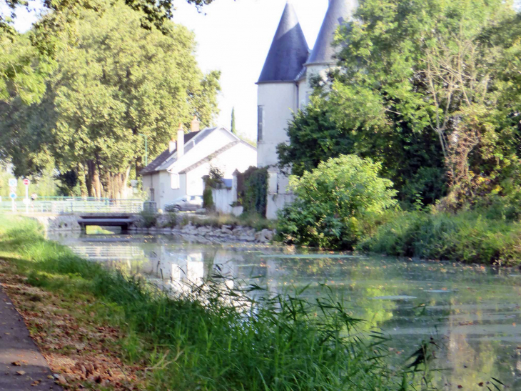 Le château au bord du canal - Marmagne