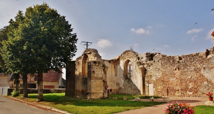 église St Caprais ( Grande partie en ruines ) - Nérondes