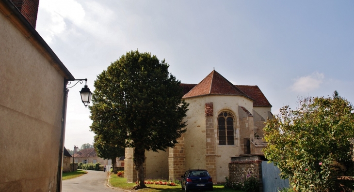 église St Caprais ( Grande partie en ruines ) - Nérondes