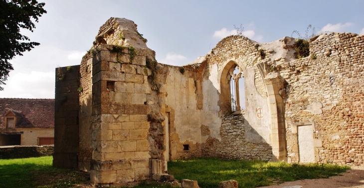 église St Caprais ( Grande partie en ruines ) - Nérondes