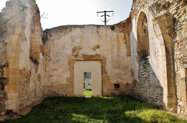 église St Caprais ( Grande partie en ruines ) - Nérondes