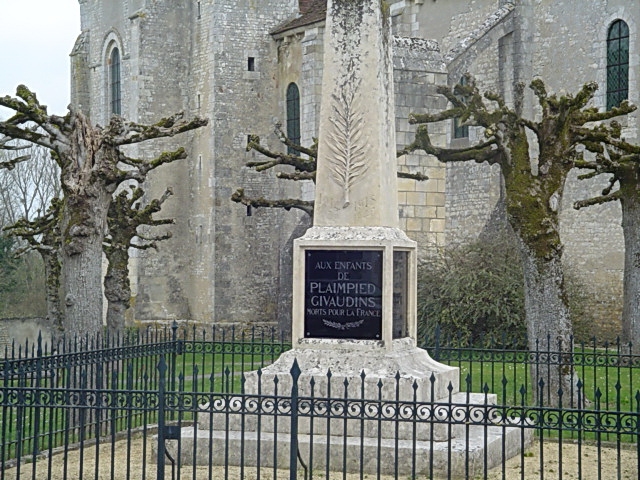 Le monument aux morts. - Plaimpied-Givaudins