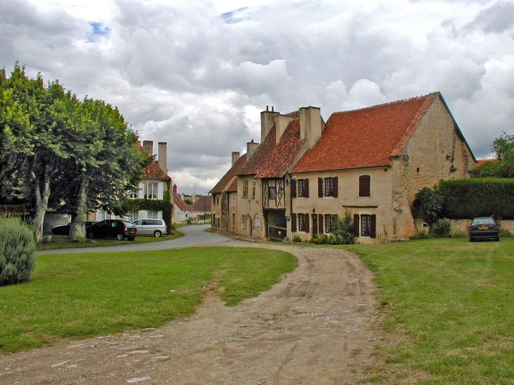 Sagonne (Cher)  La place du Château. La troisième maison à partir de la droite, Maison 