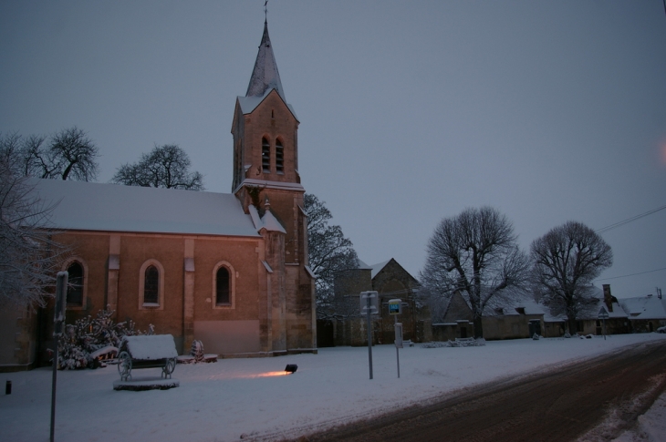 L'eglise et la place du village - Soye-en-Septaine