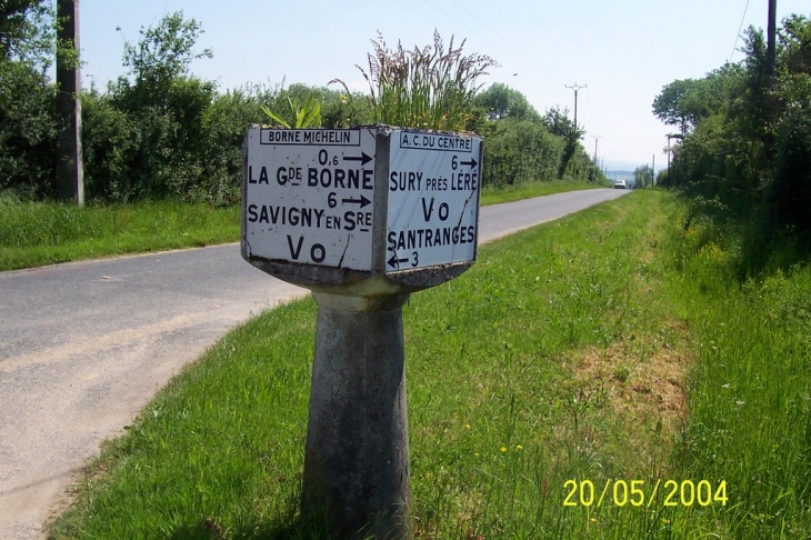 Borne joliment fleurie - Sury-près-Léré