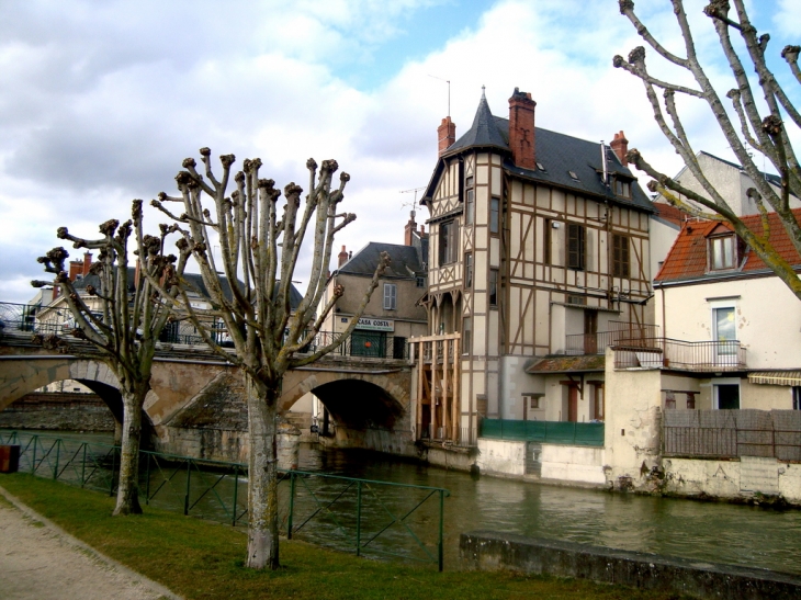 Maison ancienne au bord du canal - Vierzon