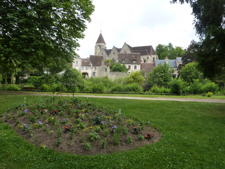 Le vieille Ville vu du jardin de l'abbaye - Vierzon