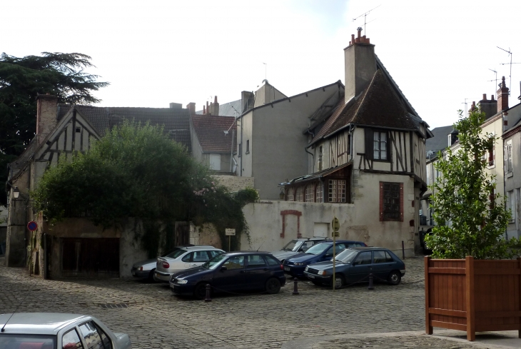 Devant l'église - Vierzon