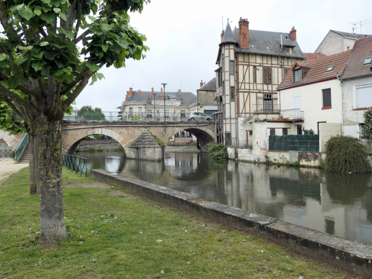 Square Lucien Beaufrère : le canal du Berry - Vierzon