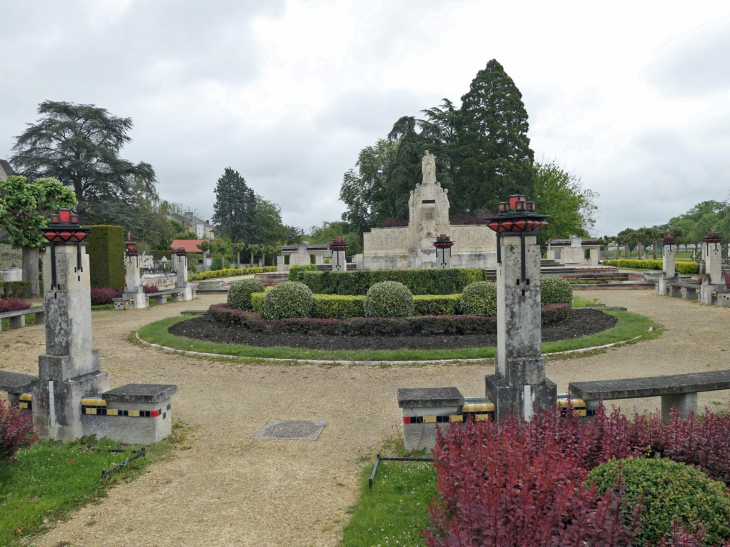 Square Lucien Beaufrère: le monument aux morts Art Déco - Vierzon