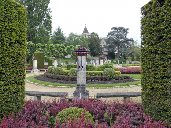 Square Lucien Beaufrère: le monument aux morts Art Déco - Vierzon